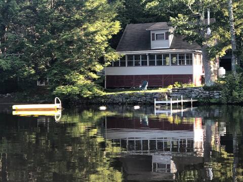 Classic lakeside cottage with gorgeous sunset view
