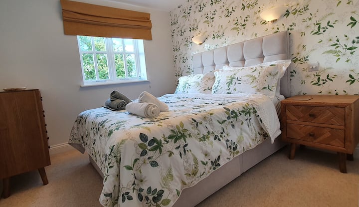 Მეორე საძინებელი 193 × 203 სმ ზომის საწოლით