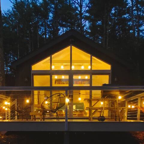 Riverfront w Bedside Fireplace- 20 min to Hudson