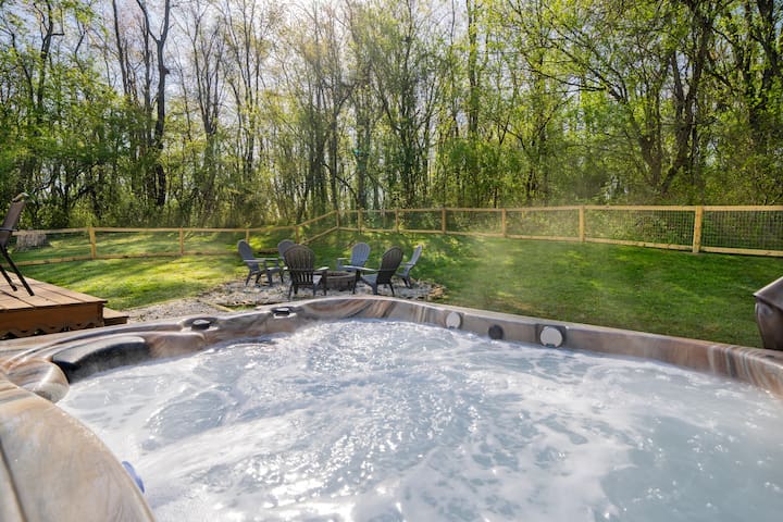 West Asheville Retreat, 4 bd, 3 bath, W/hot-tub,