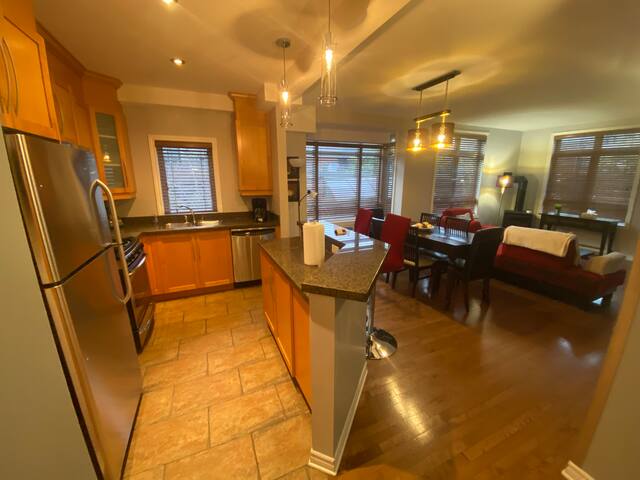 Aparthotel-Montreal-Sunset Suite 403 gallery image 3