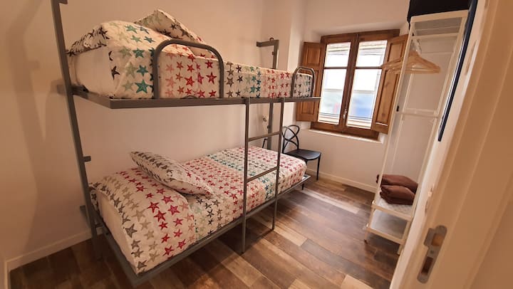 Млада стая с двуетажни легла