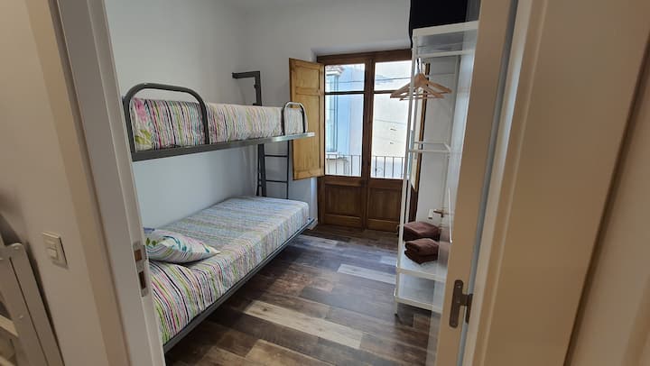 Стая с двуетажни легла, външен изход