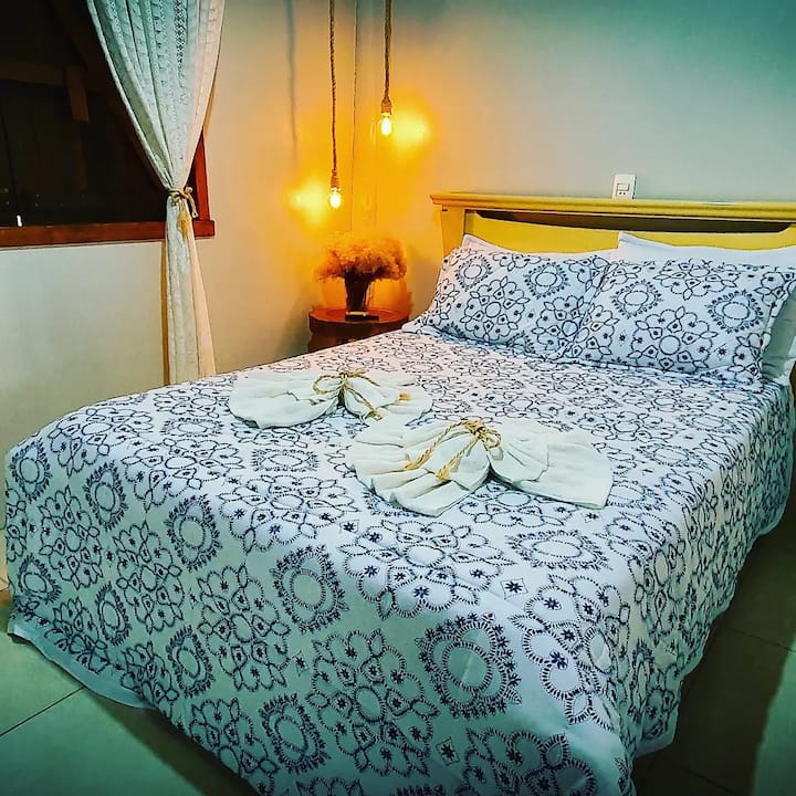 Kuwartong may double bed.