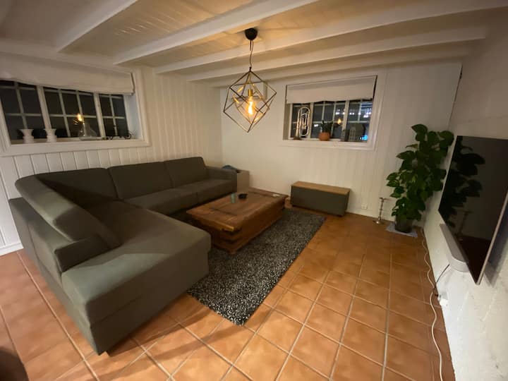 Bodrum. Pranë krevatit për 2 persona