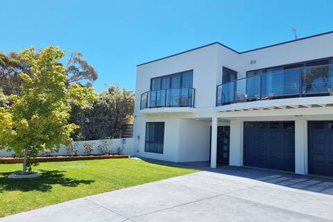 Rawson's Kingscote:3 Bathrooms, Billiards+Games Rm