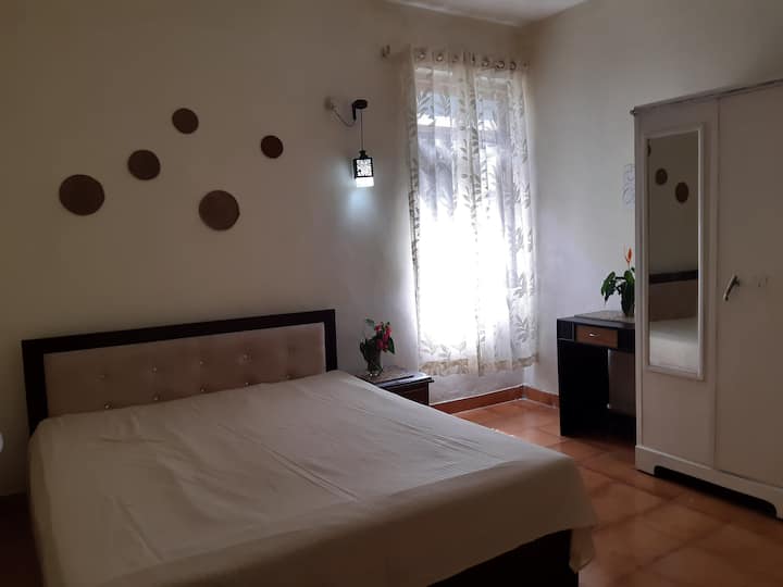  ห้องนอนหมายเลข 2
มีเตียงคู่ประตูล็อคและพัดลมเพดานถ้วย
บอร์ดไม่มีเครื่องปรับอากาศในห้องนี้ แต่ถ้าคุณเปิดประตูห้องนอนไว้คุณจะได้รับความเย็นจากเครื่องปรับอากาศขนาด 1.5 ตันซึ่งวางอยู่ในอีกห้องหนึ่ง
