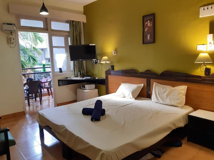 ห้องนอนที่ 1
ไม่มีประตูและล็อคแต่สามารถใช้เป็นห้องนอนอื่นได้มีเตียงคู่เครื่องปรับอากาศขนาด 1.5 ตันทีวี 32 นิ้วที่นั่งพร้อมระเบียงและพัดลมเพดาน
