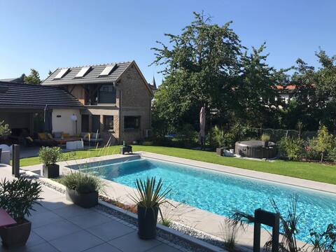 Luxurious PoolHouse Pool/Hot Tub April-October