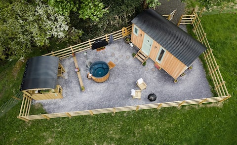 Successful Airbnb property: Elephant View Shepherds Hut - Hot Tub + Pizza oven in Waunfawr, Caethro