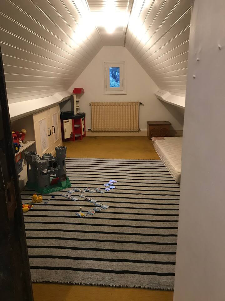 mala soba na drugom spratu, nizak plafon, koristi se kao igraonica, dva moguća kreveta na podu.