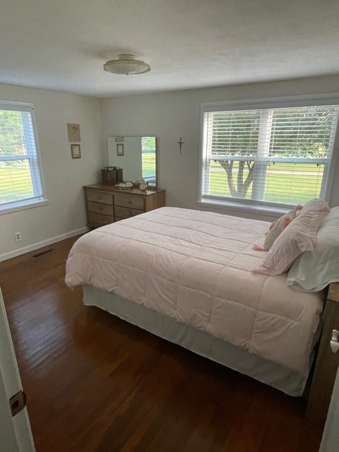 חדר שינה עם מיטת קווין סייז