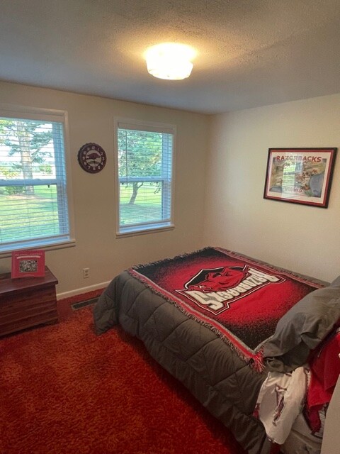 חדר שינה עם מיטה מלאה