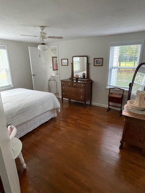 חדר שינה ראשי עם מיטת קווין  סייז וחצי אמבטיה צמודה.