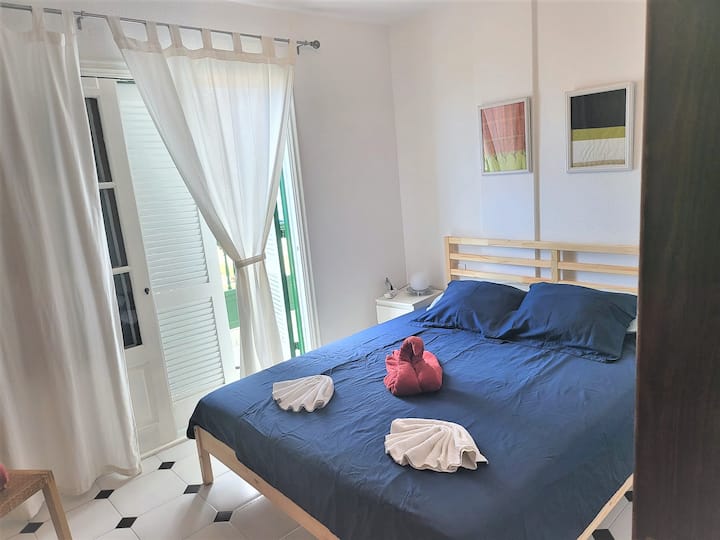 dormitorio grande y balcón, primer piso