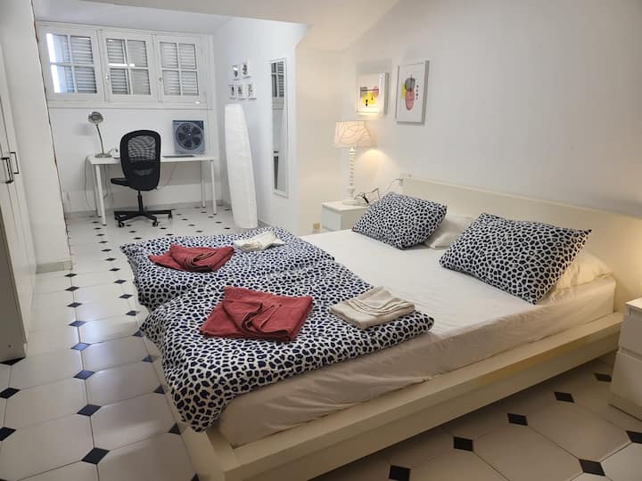 dormitorio grande, segundo piso con área de trabajo y baño privado