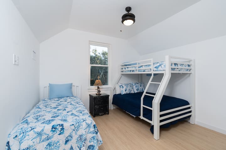 Надворешна спална соба бр. 3- двокреветна, двокреветна