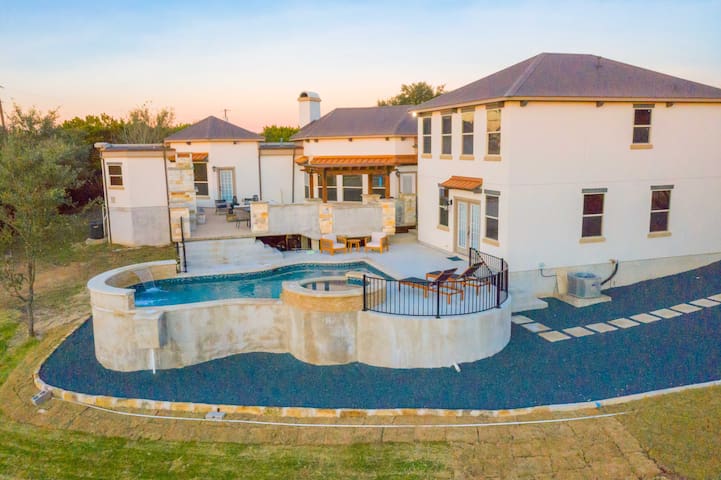 7 Bedroom | Sleep 26 | Pool | Hot Tub | Pool Table