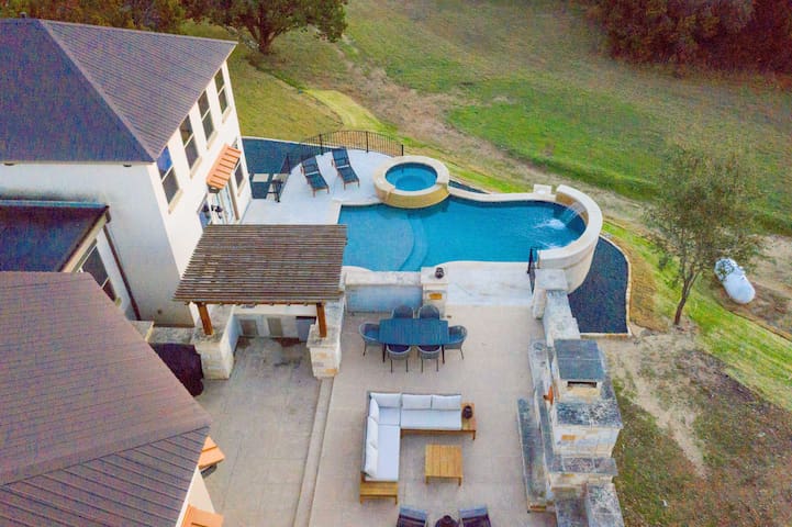 7 Bedroom | Sleep 26 | Pool | Hot Tub | Pool Table gallery image 3