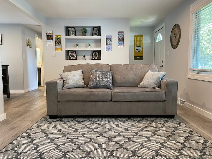 Obývačka s rozkladacou pohovkou pre dvojlôžko