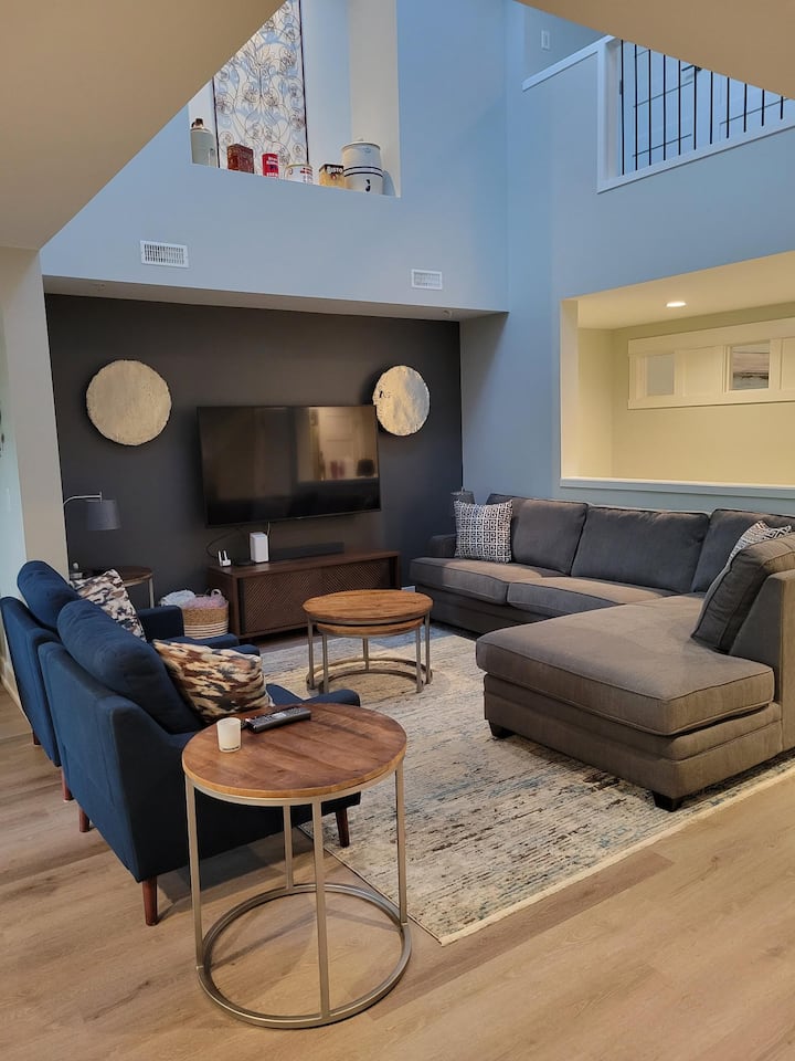 On The Water, Sleeps 12-14 People, With Pool! - Kelowna
