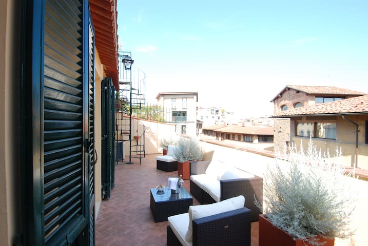 Top Floor Apartment at Ponte Vecchio