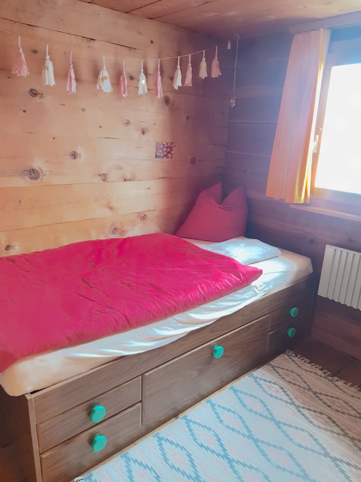 سرير فردي في غرفة الأطفال