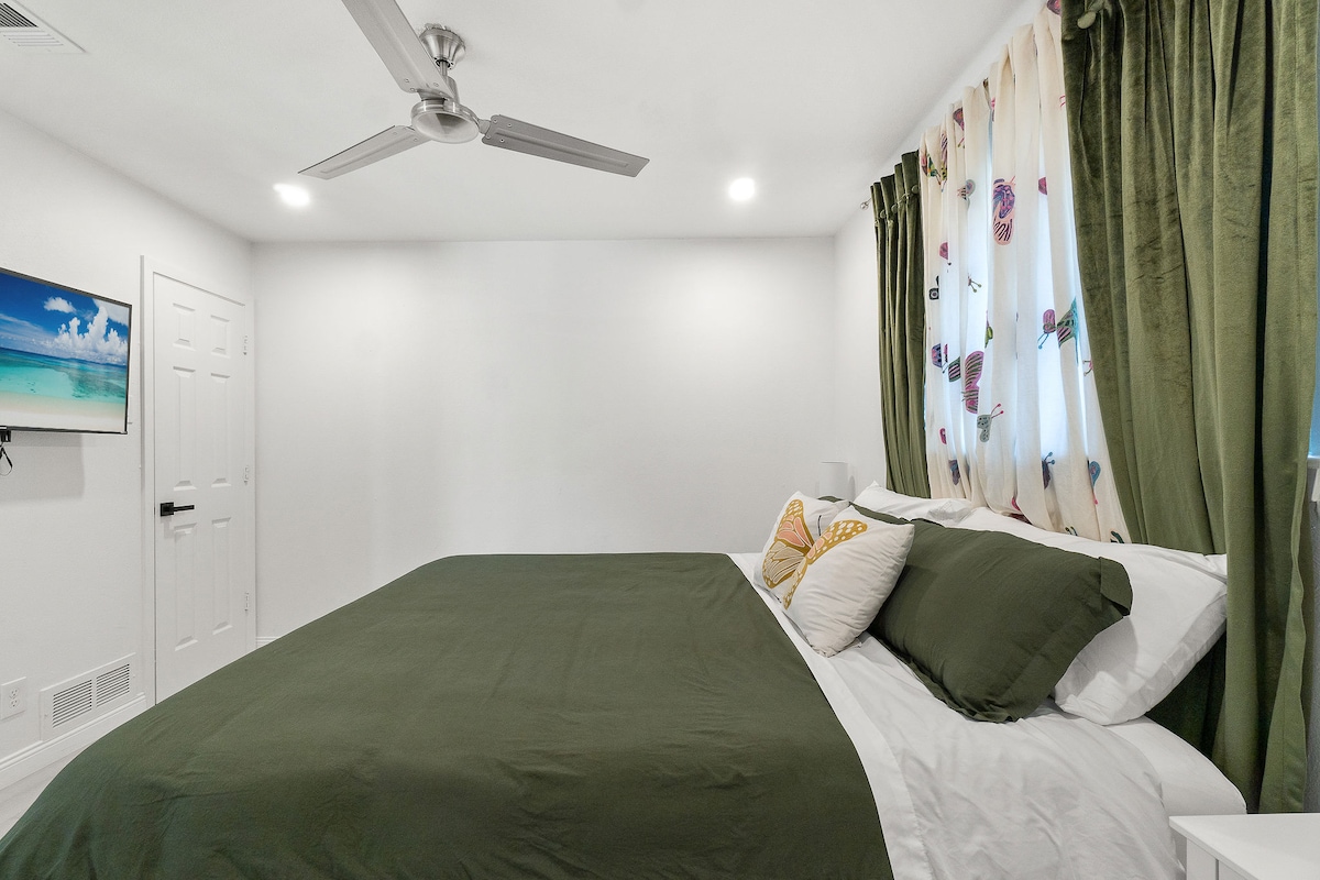 חדר מס '3, חדר שינה קינג סייז, טלוויזיה, ג'ק וג'יל.