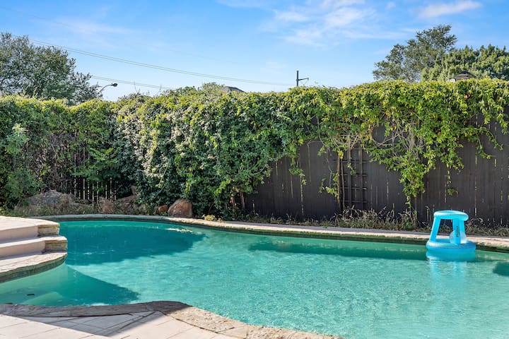 Spacious Luxury Home with Heated Pool & Pool Table gallery image 4