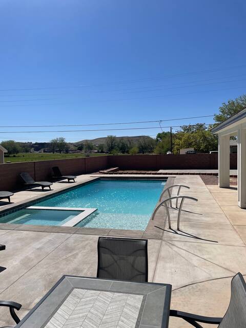 Spacious Home Near Zion - Pool & Pickleball Court!
