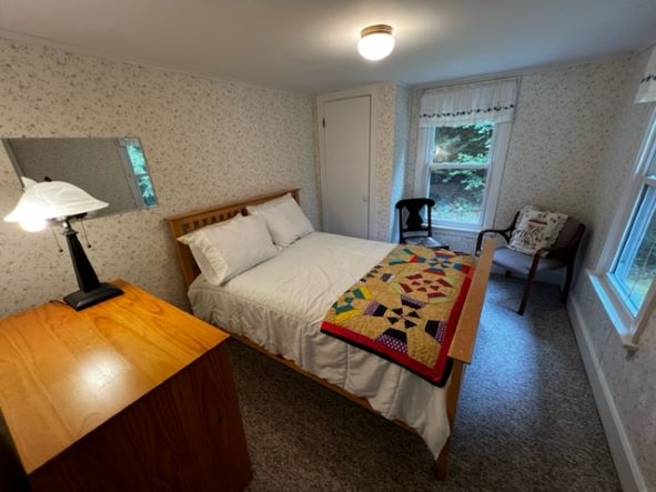 غرفة نوم في الطابق العلوي. سرير بالحجم الكامل وخزانة ملابس وخزانة ملابس. نافذتان لمشاهدة الغابة والبركة. 