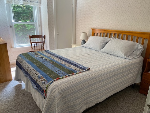 غرفة نوم في الطابق العلوي وسرير بحجم كوين وخزانة ملابس وخزانة صغيرة (تظهر في الخلف). تطل النافذة على بقعة طحينية صغيرة خلف المنزل بين المنزل وغابة ولاية أديرونداك. هذه هي الغرفة الأكثر خصوصية في المنزل.