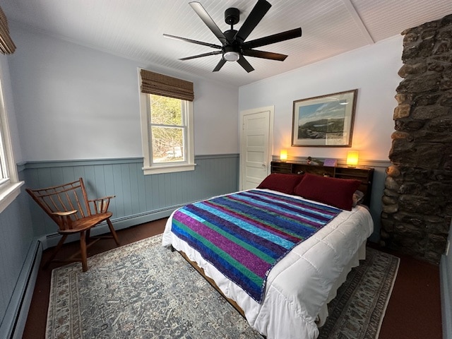 غرفة نوم جميلة في الطابق الأول مع ظلال مظلمة للغرفة. مرتبة علوية من رغوة الهلام بحجم كوين.  3 نوافذ تطل على الحديقة وشجرة تفاح السلطعون. يقع خلف المدفأة والحمام المجاور مباشرة - مريح جدًا في الشتاء.