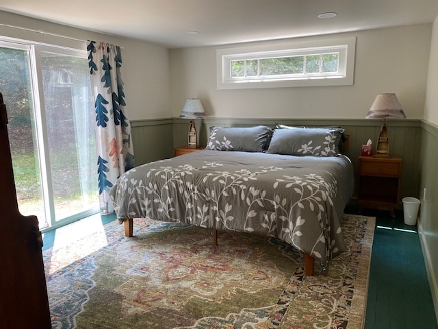 غرفة نوم في الطابق الأول، مع سرير رغوة تبريد بمقاس كبير. يطل الباب الزجاجي المنزلق على سفح جبل Adirondack Wilderness الجميل خلف المنزل. (سيكون هناك سطح خاص في المستقبل، ولكن في الوقت الحالي استمتع بالهواء النقي والإطلالة.) 