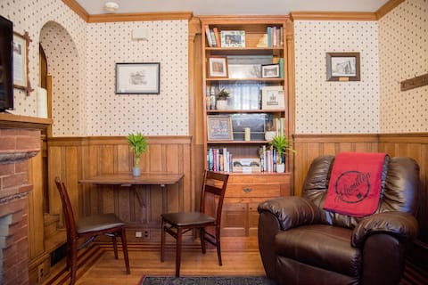 Top performing Airbnb: Charming 1 Bedroom Rental on Historic Dayton Lane in Hamilton