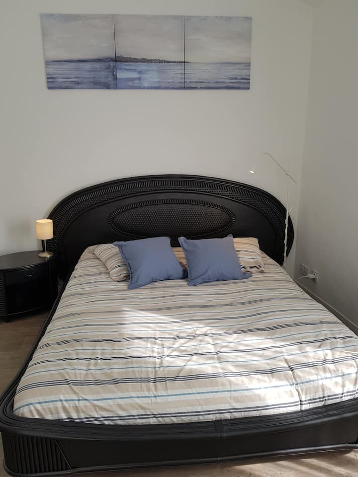 Le lit double de la chambre qui donne sur le balcon