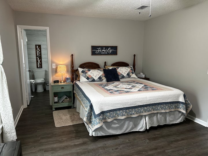 Основна спалня с двойно легло king size и самостоятелна баня