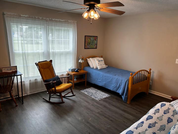 Спалня 4 с единично легло и разтегателен диван