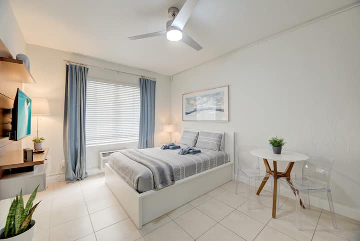 Lovely Studio Across The Street From The Beach - South Beach, FL