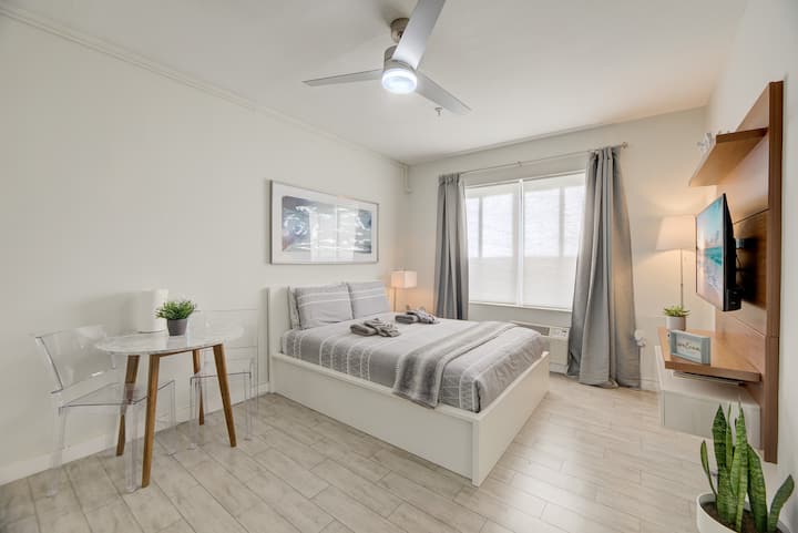 Cozy Studio Across The Street From The Beach - Miami Beach, FL