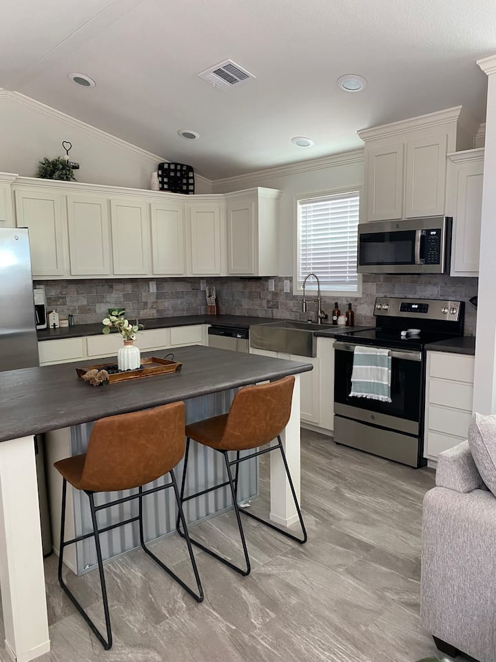 Relaxing 2 Bedroom Cottage w/ Mature Trees Cottages for Rent in Salado, Texas, United States