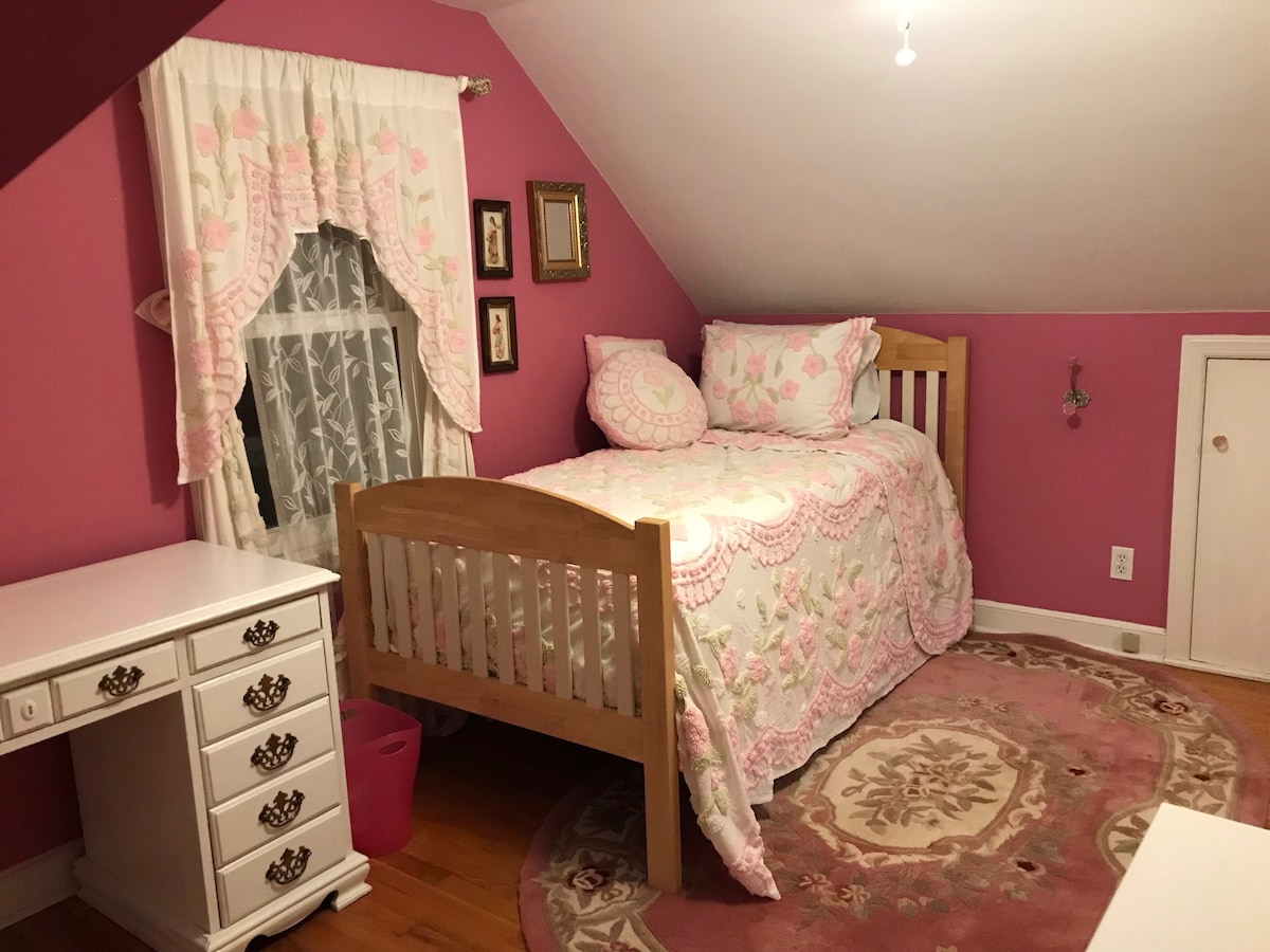 Весела соба  со рози и брачен кревет (широк 150-179 см). Биро за поставување работа на далечина