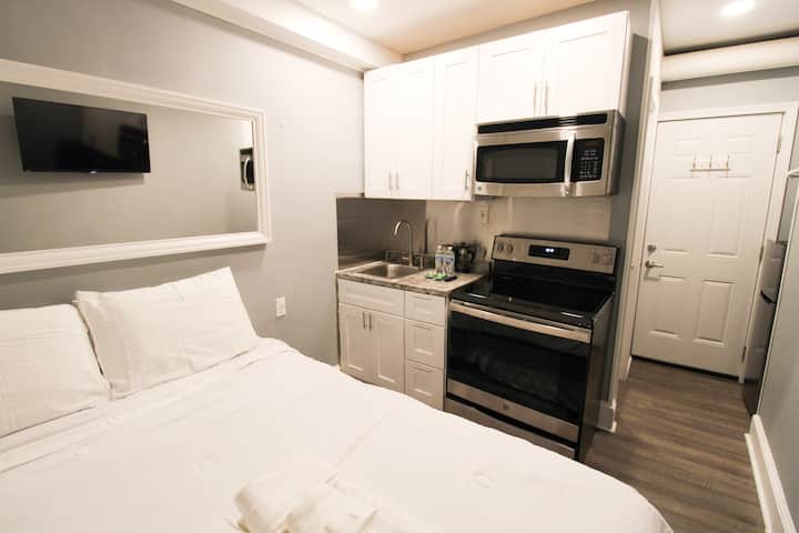 New Tiny Studio Apt W/kitchen In Chestnut Hill - Philadelphia, PA