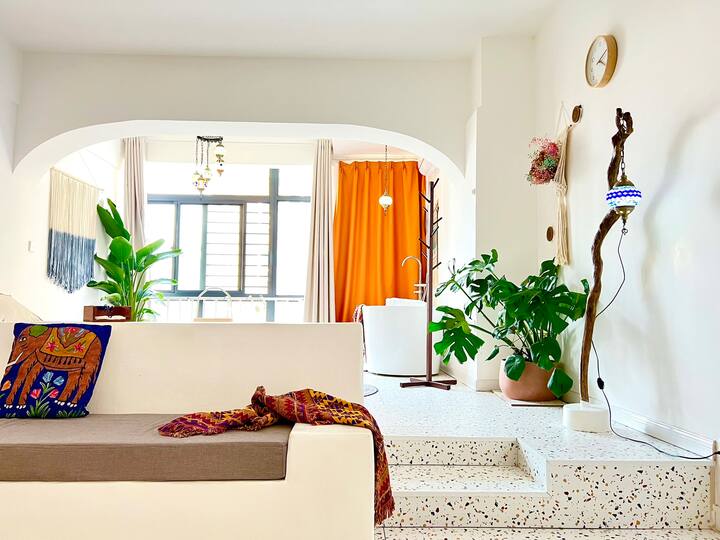 · Bohemian Style, raumhohe Fenster, große Badewanne, neben