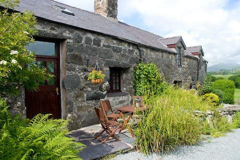 Popular Airbnb listing: The Barn & Hayloft in Snowdonia in Bryncir, Garn, Penmorfa, Golan, Treflys, Prenteg