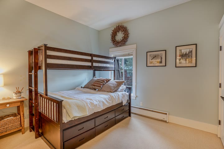 Novi pomoćni krevet s krevetom pune veličine u sredini, bračnim krevetom na vrhu i još jednim bračnim krevetom koji se izvlači na donjoj etaži - sve s novom plišanom posteljinom. Spavaća soba na desnoj strani na drugoj etaži. 