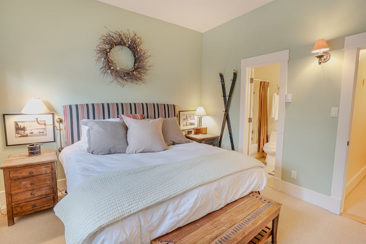 Spavaća soba s king size krevetom, plišanom posteljinom i kupaonicom u sklopu sobe. Lijeva soba na drugom katu. 