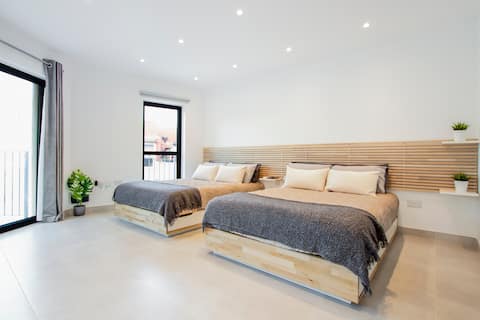 Hotel style apartment with rooftop pool & terrace