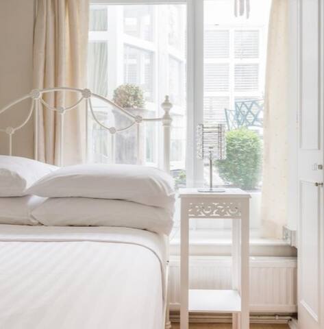 Luxury Marylebone 3BR | Elegant Classic Gem gallery image 2