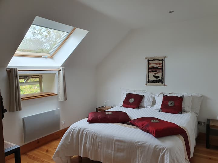 Chumba cha " Kangaroo" ( mwonekano wa upanuzi wa bustani upande wa bwawa na moja ya maeneo ya nje ya kula.)
 Nyeupe inahitajika.
 Kabati, samani za mwaloni zilizofunikwa. Uwazi na utulivu. 
Matandiko ya hali ya juu. 160 x 200. lock idem ch 1